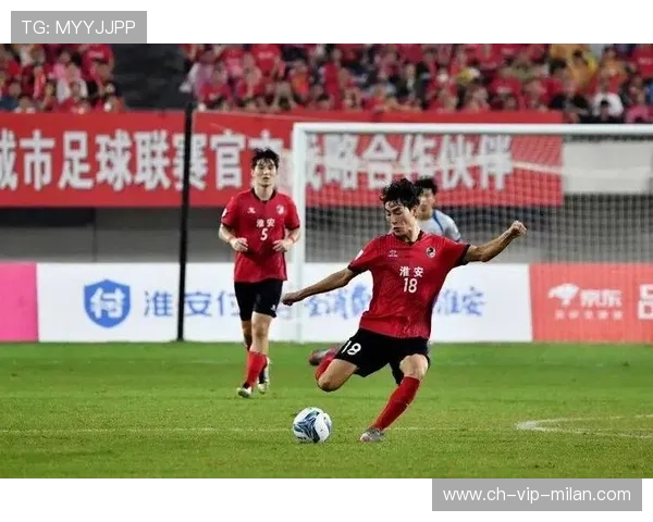 三队争抢同一中场,谁能最终赢得这场“中场之争”? 三队争抢同一中场,谁能最终赢得这场“中场之争”?