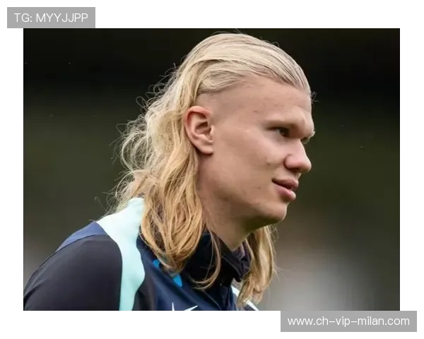 哈兰德训练中调皮与队友玩闹，团队氛围好评