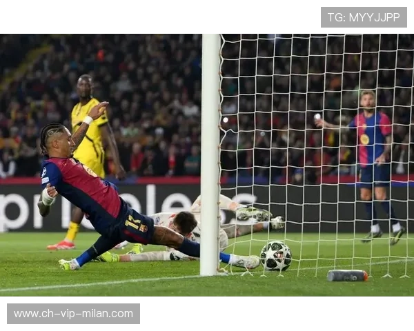 巴萨边路策动快攻，拉菲尼亚抽射直挂死角