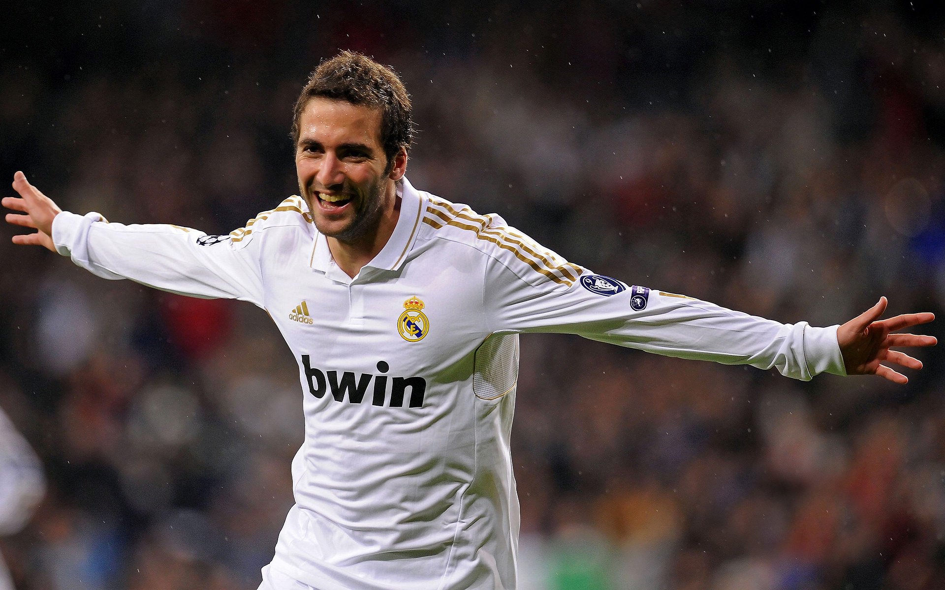 尼斯后防密集站位减少失误空间